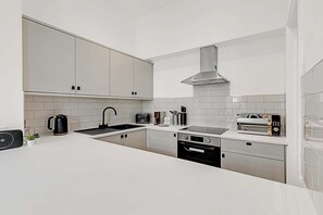 Fridge, microwave, oven, stovetop - Contemporary Oasis in Paddington II (London)