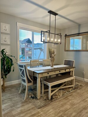 Dining - House in West Salem (Salem)