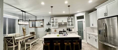 Refrigerador, microondas, horno, placa de cocina