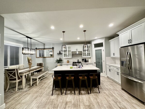 Geladeira, micro-ondas, fogão, cooktop