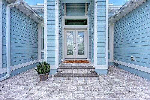 Luxury Waterfront Home with Heated Pool & Hot Tub – Punta Gorda