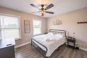 6 soveværelser, skrivebord, strygejern/strygebræt, weekendseng