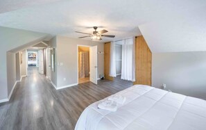 6 quartos, escrivaninha, ferros/tábuas de passar roupa, berço de viagem