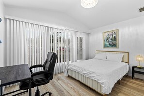 4 bedrooms, iron/ironing board, WiFi - Escape to Florida Luxury – Lake View Pool Home in Lutz!  (Lutz)