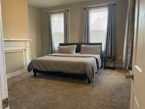 2 bedrooms, desk, iron/ironing board, WiFi - Super Close to the Madison <Perfect for Wedding Guests> + 2 Free Parking Spots! (Covington)