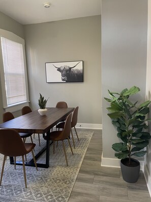 Dining - Super Close to the Madison <Perfect for Wedding Guests> + 2 Free Parking Spots! (Covington)