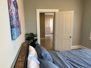 2 habitaciones, escritorio, tabla de planchar con plancha y wifi