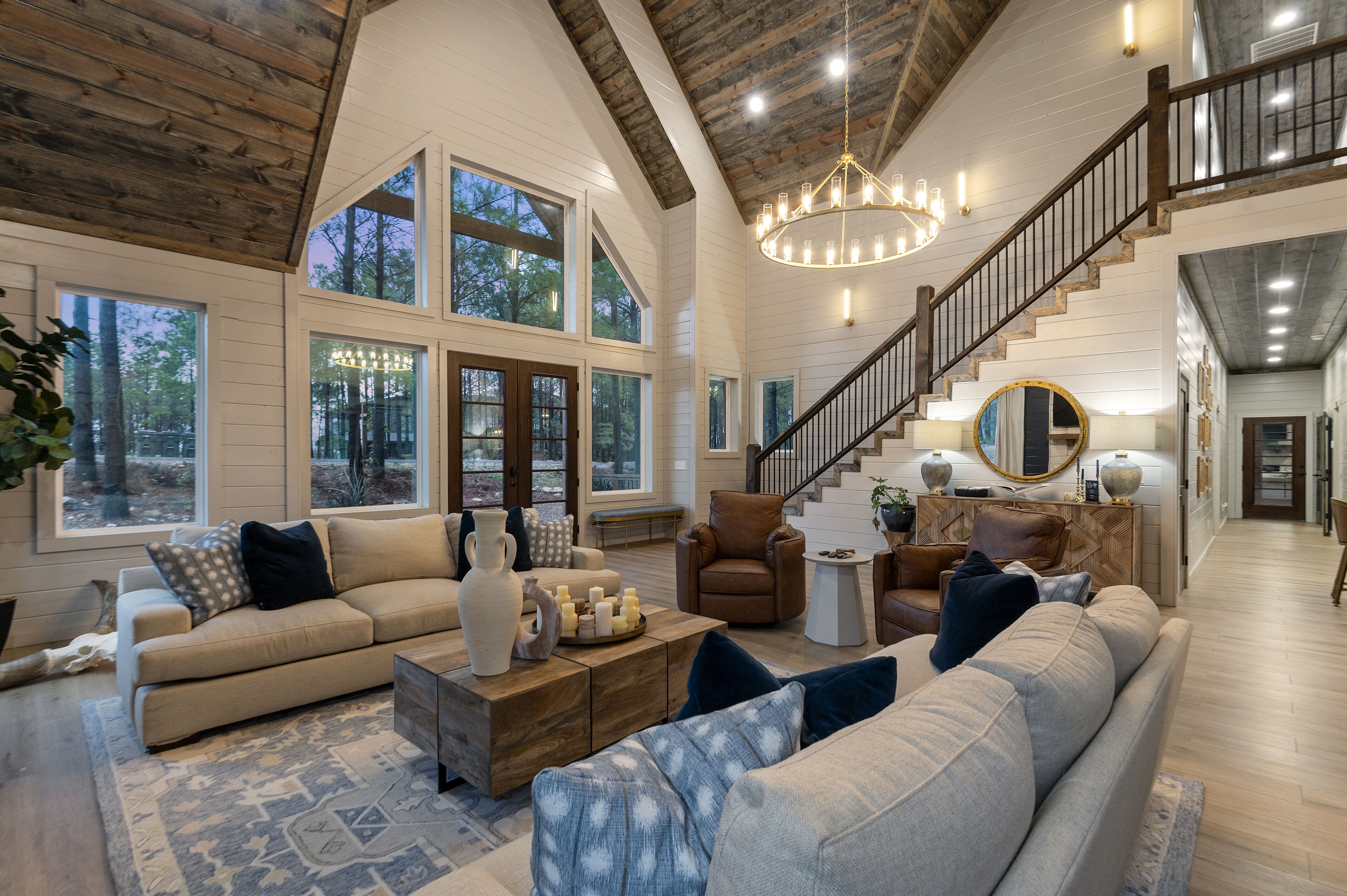 Una Smart TV, una chimenea, un futbolín