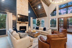 Una Smart TV, una chimenea, un futbolín