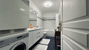 Shower, hair dryer, towels, soap - Appartement Moderne Parisien (Paris)