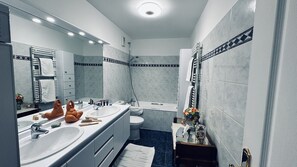 تجهيزات دش، مجففات شعر، مناشف، صابون