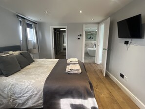 6 soverom, skrivebord, strykejern/-brett og wi-fi (inkludert)