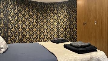 6 bedrooms, desk, iron/ironing board, free WiFi