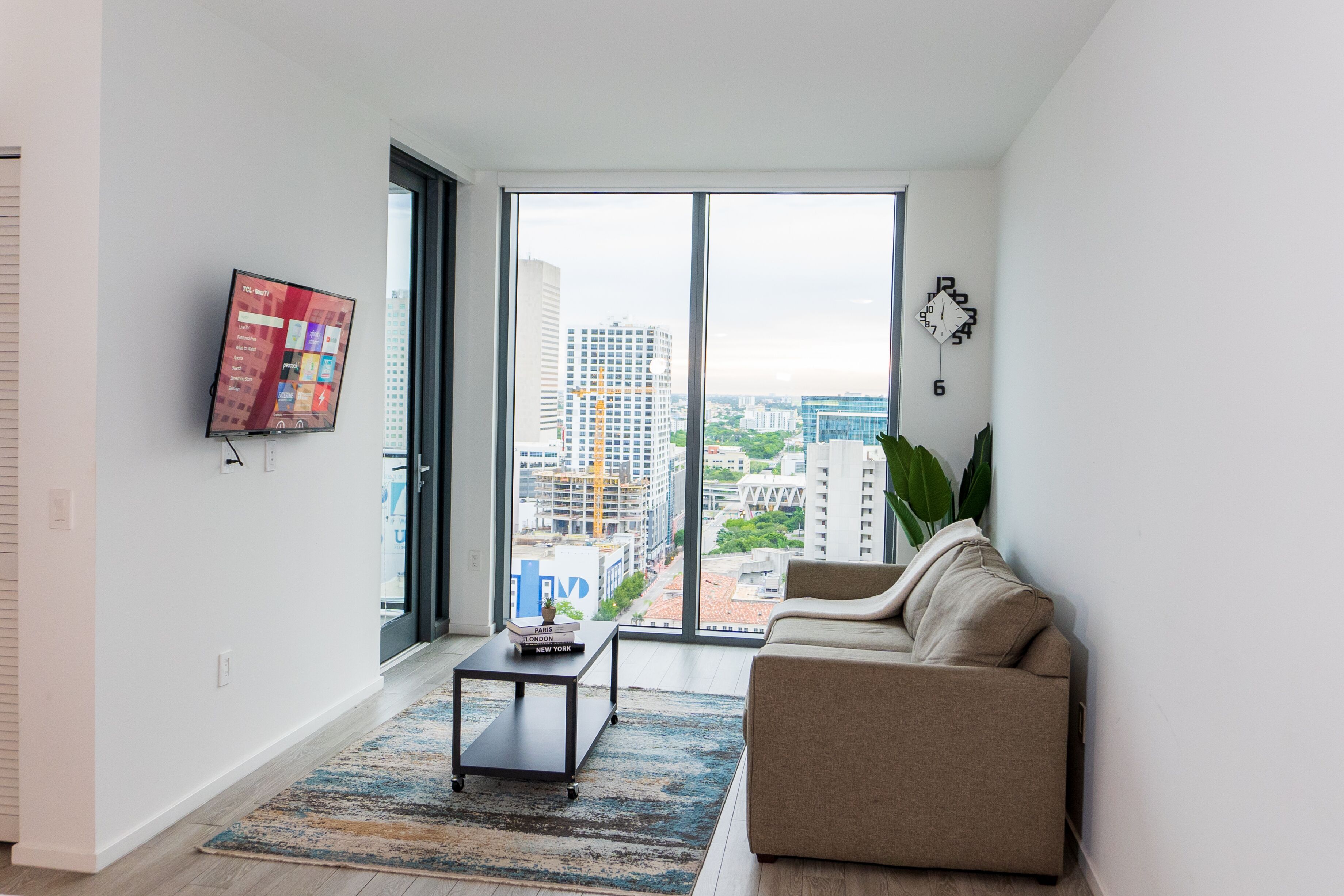 Modern Downtown 2BR Condo in the Heart of Miami Infinity Pool & Resort Amenities