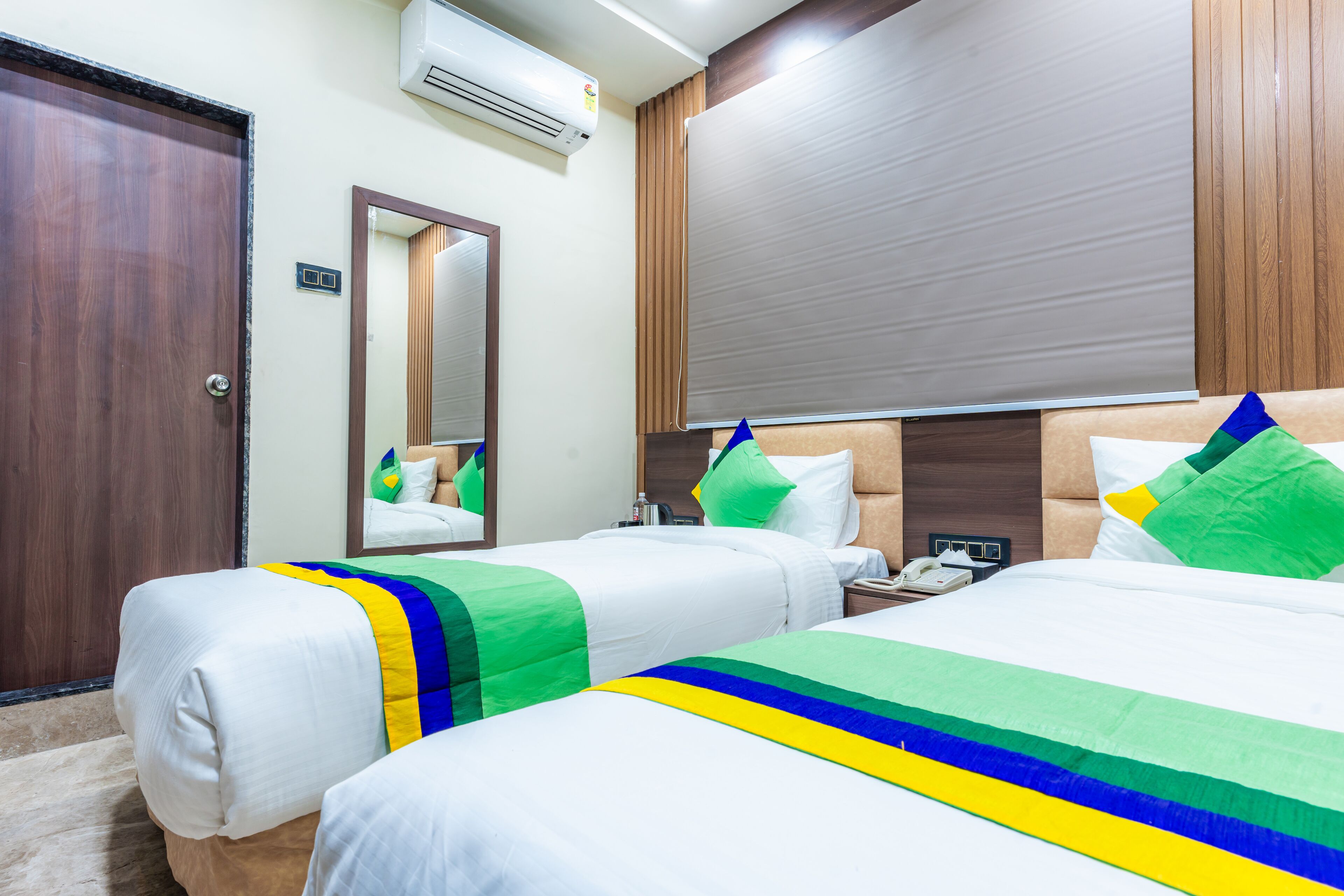 Habitación estándar | Caja fuerte, escritorio, tabla de planchar con plancha y ropa de cama