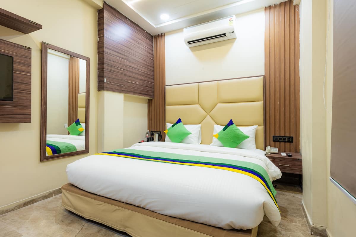 Standard Room | In-room safe, desk, iron/ironing board, bed sheets