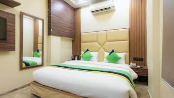 Standard Room | In-room safe, desk, iron/ironing board, bed sheets