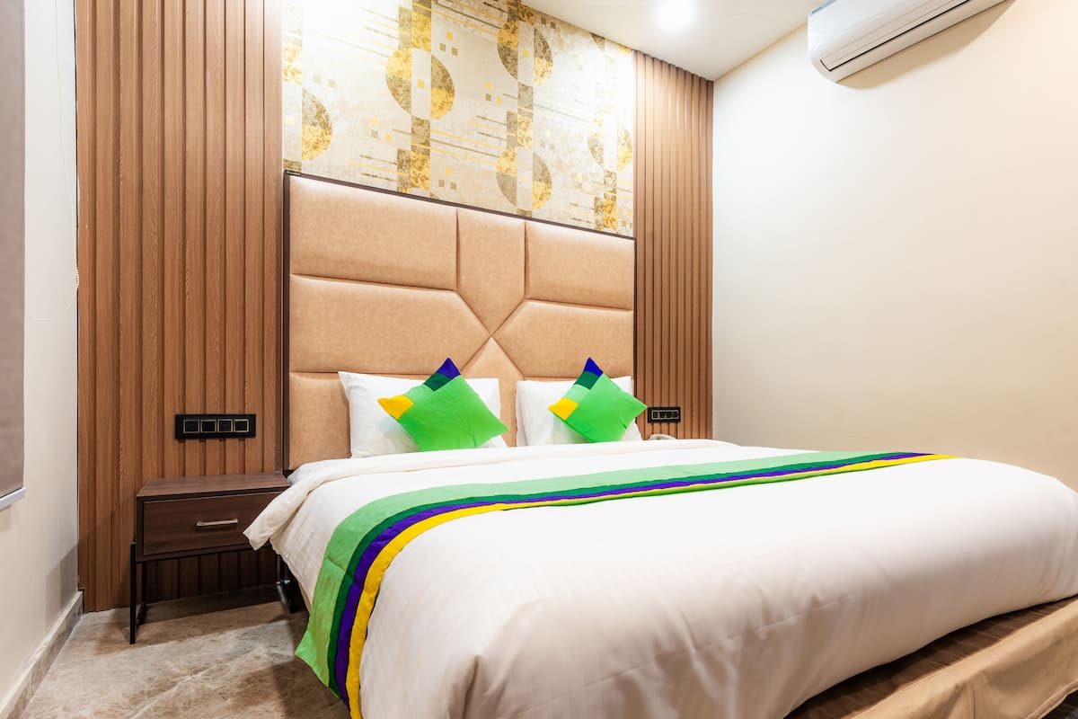 Kamar Deluks | Brankas, meja kerja, setrika/meja setrika, dan seprai linen