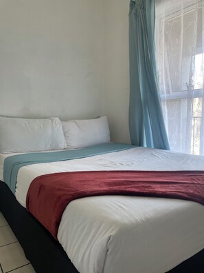 2 quartos, escrivaninha, ferros/tábuas de passar roupa