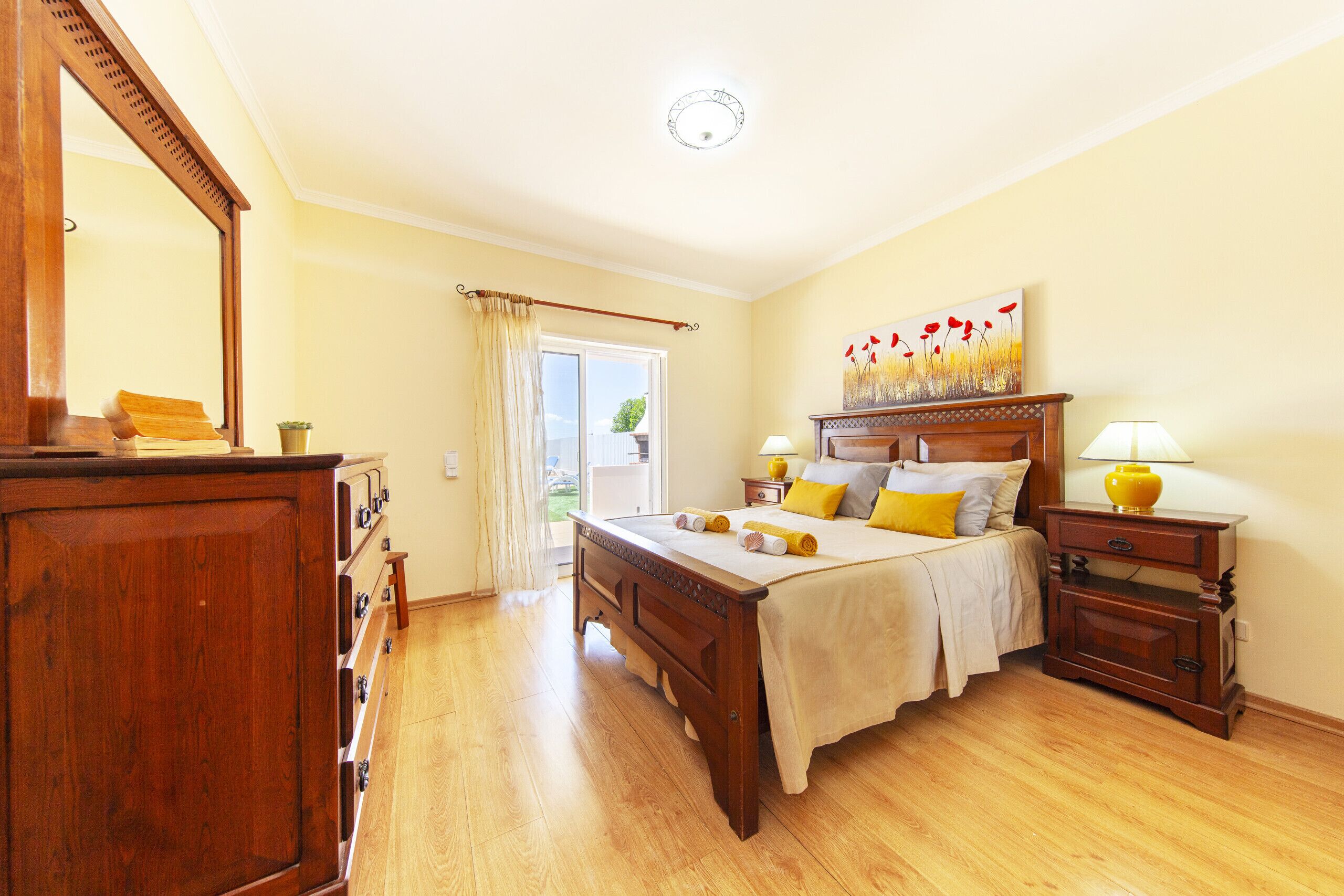 3 slaapkamers, een kluis op de kamer, een strijkplank/strijkijzer