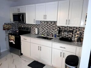 Private kitchen - The Vibes Home Away From Home! (Fort Lauderdale)
