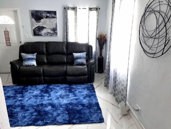 Living area - The Vibes Home Away From Home! (Fort Lauderdale)
