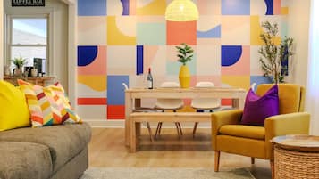 Smart-TV, Tischfußball, Bücher
