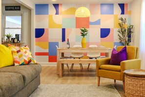 Smart TV, pebolim, livros