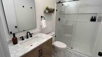Dusche, Haartrockner, Handtücher, Seife