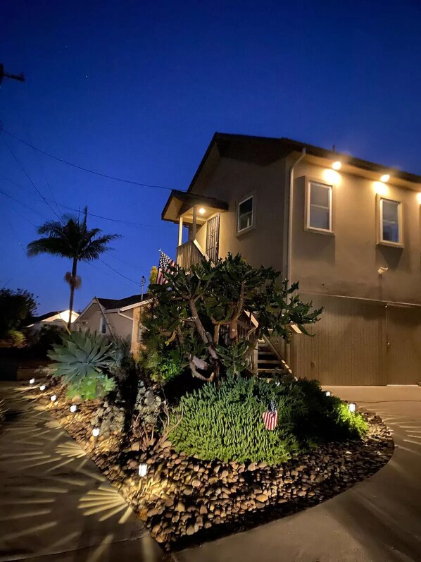 Exterior - The studio apartment in Clairemont - New AC unit
(San Diego)