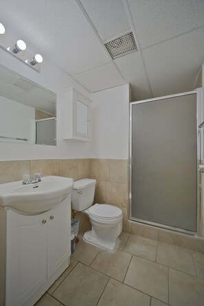 Standard Room, 2 Queen Beds | Bathroom | Combined shower/tub, deep soaking tub, towels - Midtown Inn (Saskatoon)