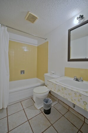 Bañera con ducha, bañera profunda, toallas