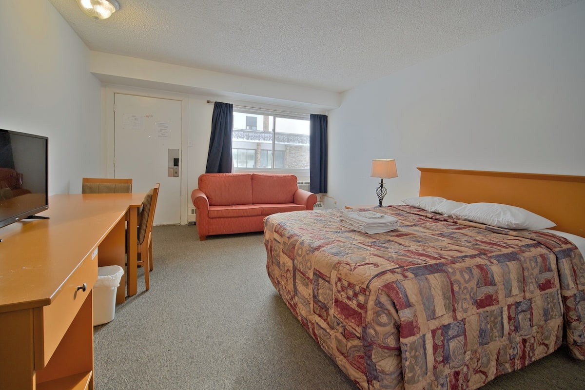 Premium kamer, 1 queensize bed | Luxe beddengoed, pillowtop-bedden, een minibar, een bureau