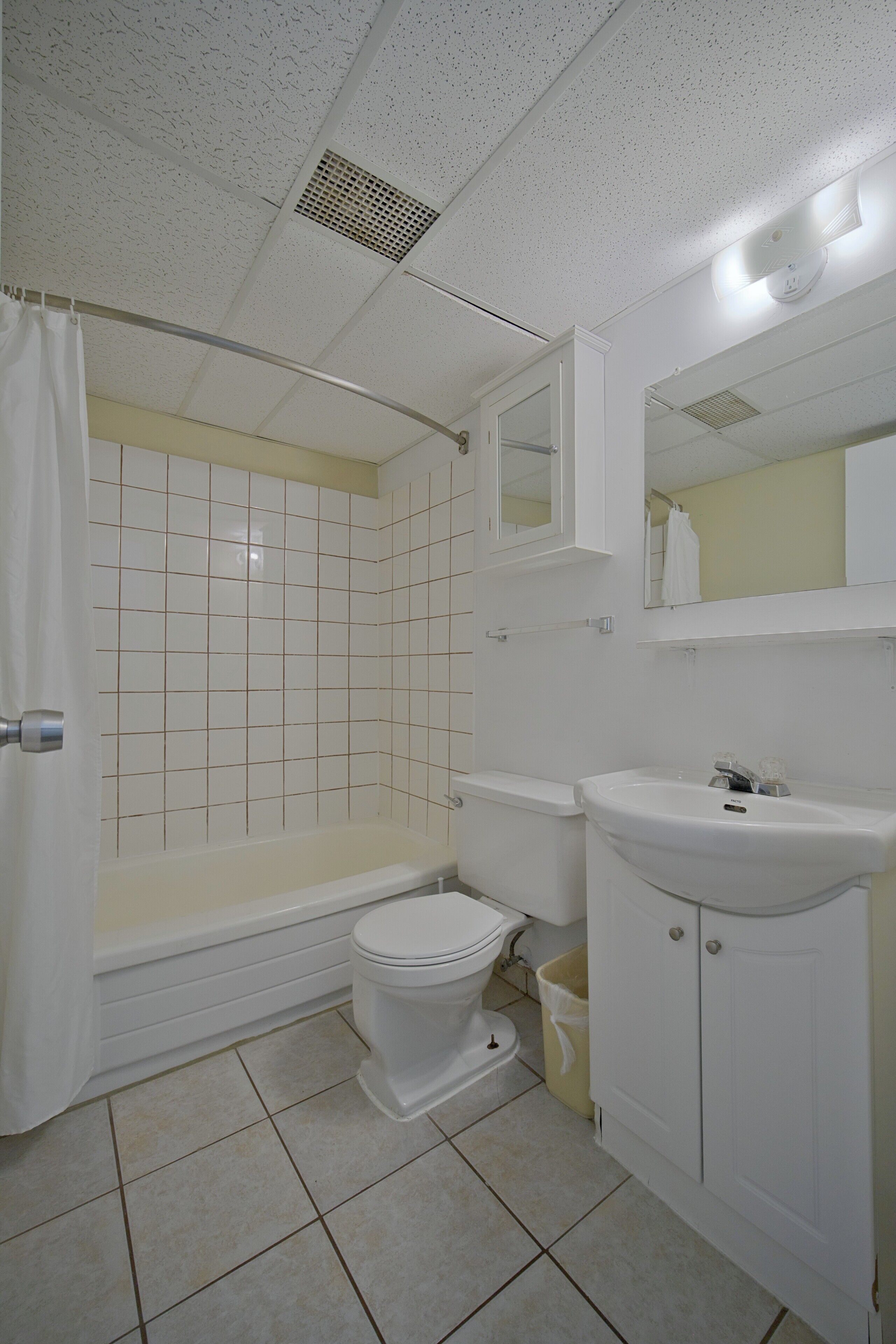 Standard Room, 1 Queen Bed | Bathroom | Combined shower/tub, deep soaking tub, towels