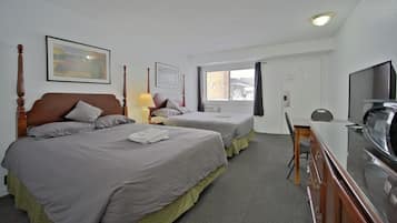 Standardrum - 2 queensize-sängar | Sängtillbehör av högsta kvalitet, bäddmadrasser, minibar och skrivbord