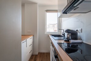 Een koelkast, een microgolfoven, een oven