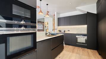 Kühlschrank, Mikrowelle, Ofen, Geschirrspüler