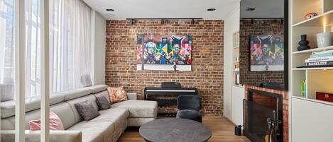 Televisión, chimenea, oficina