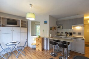 Kühlschrank, Mikrowelle, Ofen, Geschirrspüler