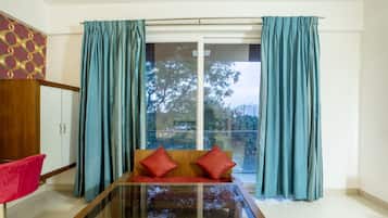 Deluxe Room | In-room safe, desk, free rollaway beds, bed sheets