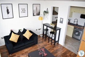 Interior - Skyline Views - Penthouse - Super Kingsize Bed- FREE Secure parking - Fast Wifi (West Midlands)