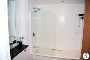 Hair dryer, towels - Skyline Views - Penthouse - Super Kingsize Bed- FREE Secure parking - Fast Wifi (West Midlands)