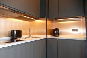 Kylskåp, spishäll, diskmaskin och kaffe- och tebryggare