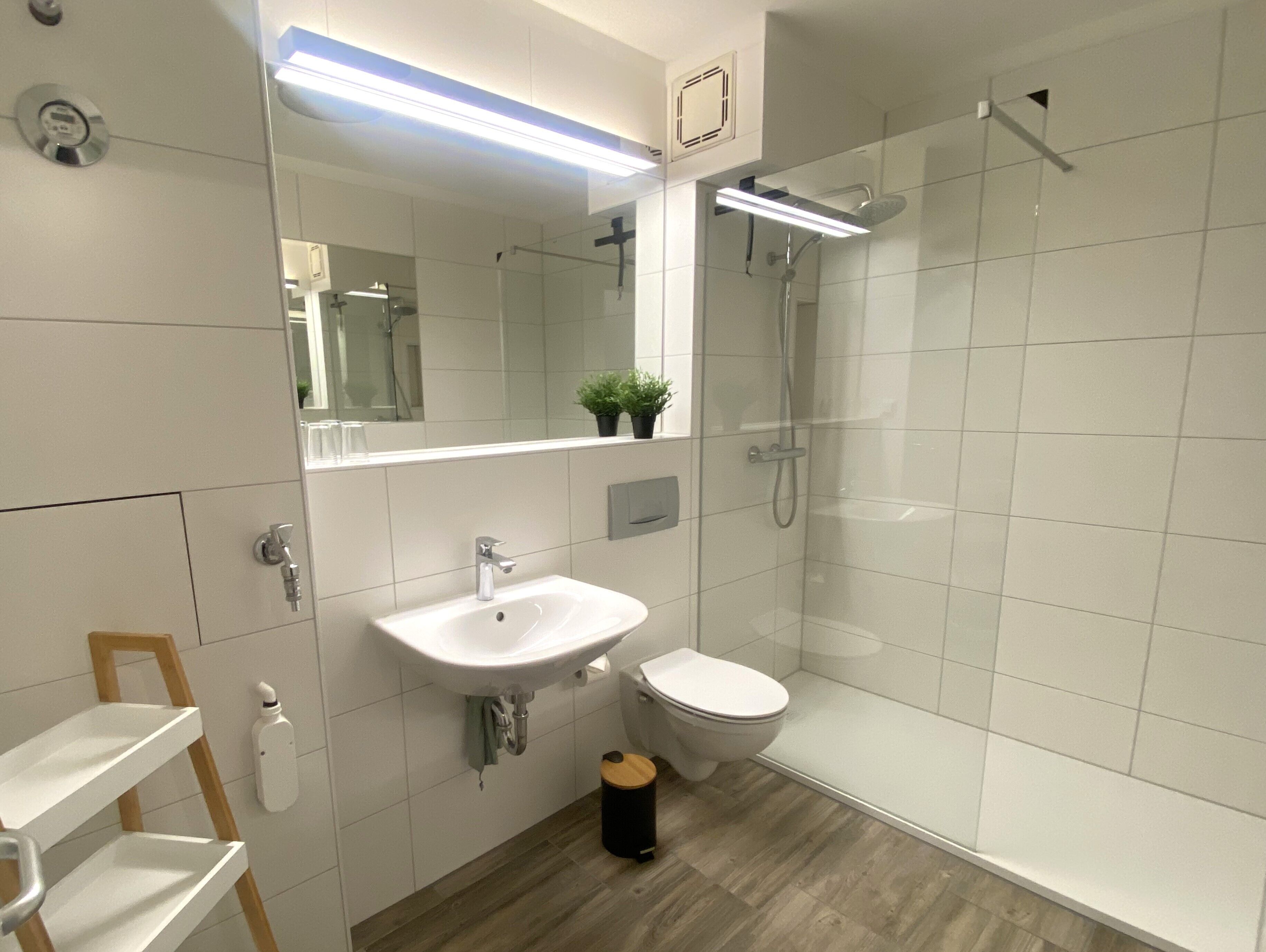Dusche, Haartrockner, Handtücher, Toilettenpapier