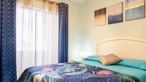 3 bedrooms, WiFi, bed sheets - Modern house / gated community. Walk to the beach.  (Jaco)