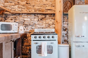 Fridge, oven, stovetop, coffee/tea maker