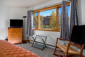 1 bedroom, WiFi, bed sheets - Ski In Ski Out - Hot Tub, Walk to Shops, Free Bus (Steamboat Springs)