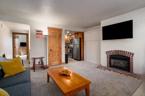 TV, fireplace - Ski In Ski Out - Hot Tub, Walk to Shops, Free Bus (Steamboat Springs)