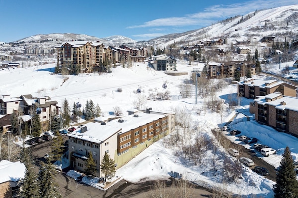Located slopeside on Ski Trail Lane and the Stampede ski trail