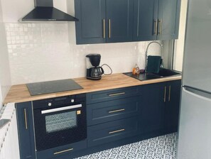 Geladeira, micro-ondas, fogão, cooktop